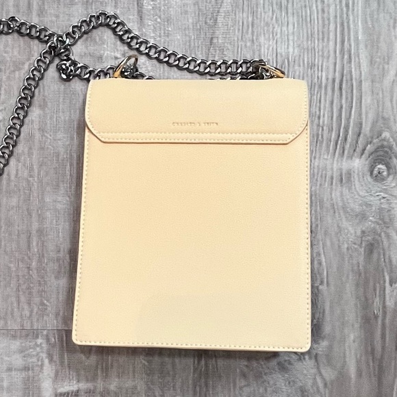 Charles & Keith Yellow Butter Cream Silver Chain Messenger Bag Crossbody Purse - Picture 3 of 15